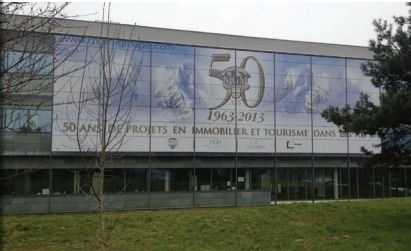 Le groupe a décorée la façade de son siège, près d'Annecy, pour célébrer son 50e anniversaire - Photo DR