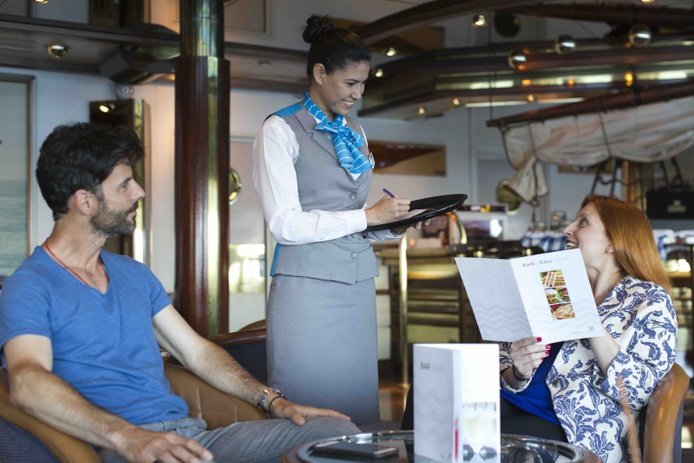 Les voyageurs bénéficient d'une réception avec un équipage francophone ainsi que des hôtesses et hôtes à bord parlant le français - DR : Celestyal Cruises Les voyageurs bénéficient d'une réception avec un équipage francophone ainsi que des hôtesses et hôtes à bord parlant le français - DR : Celestyal Cruises