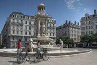 Lyon à vélo, place des Jacobins © A. Stenger/Auvergne-Rhône-Alpes Tourisme