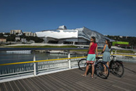 Lyon à vélo, le musée des confluences © A. Stenger/Auvergne-Rhône-Alpes Tourisme