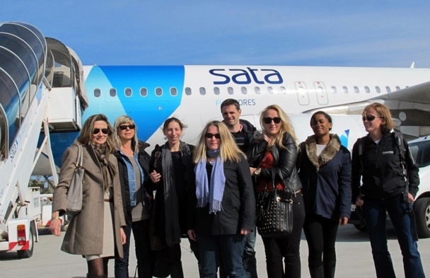 La délégation des voyagistes et organisateurs pose sur le tarmac à l'arrivée de la liaison inaugurale Paris-CDG/Ponta Delgada aux Açores /photo JDL