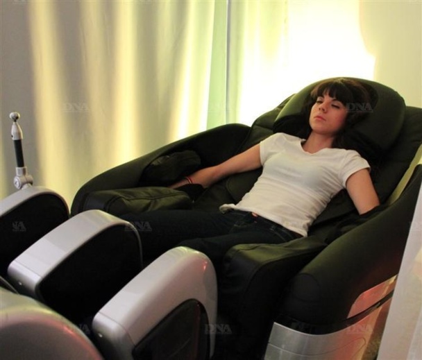 Dans les fauteuil "apesanteur", on peut se laisser aller à la sieste et choisir son programme de massage. © Zen bar à sieste.