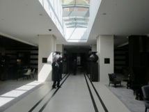 Le lobby de l'hôtel est décoré avec des couleurs et des matériaux qui rappelle l'histoire et la culture de Marseille - Photo P.C.