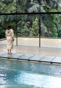 Sur la passerelle de verre qui mène à l'espace détente, on se croirait presque dans la jungle. © Aquapura Douro Valley