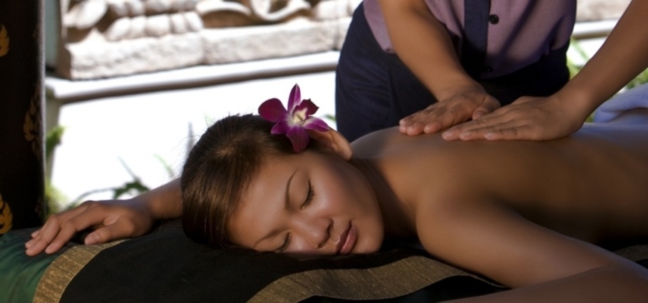 Grand classique des spas après le massage thaï, le massage balinais est un cocktail de diverses techniques asiatiques. © Banyan Tree