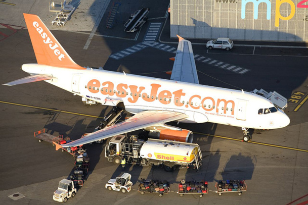 L'agent de piste guide un avion dans ses manœuvres au sol. Il est responsable du parking et de la pose des cales, ainsi que du chargement et déchargement des bagages - DR : Claude Almodovar