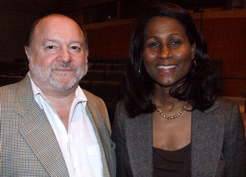 Raymond Sahuquet, réalisateur de ce film en 3D, aux côtés de Bernadette Willemin, dir. du Conseil National du Tourisme des Seychelles Raymond Sahuquet, réalisateur de ce film en 3D, aux côtés de Bernadette Willemin, dir. du Conseil National du Tourisme des Seychelles