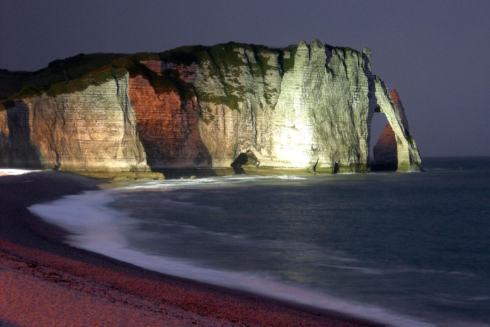 Falaise d'Etretat la nuit - DR : Séverine Frères - Normandie Tourisme Falaise d'Etretat la nuit - DR : Séverine Frères - Normandie Tourisme