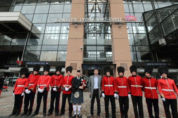 C’est dans une ambiance so british au son des cornemuses et en présence de footguards que les voyageurs ont été accueillis en gare de Lyon Part-Dieu ! C’est dans une ambiance so british au son des cornemuses et en présence de footguards que les voyageurs ont été accueillis en gare de Lyon Part-Dieu !
