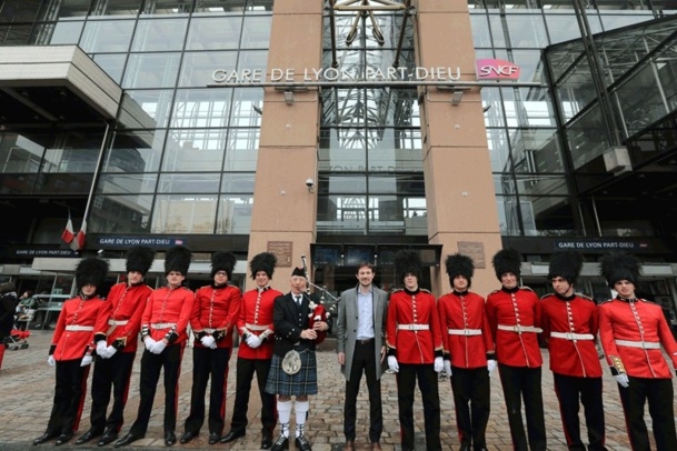 C’est dans une ambiance so british au son des cornemuses et en présence de footguards que les voyageurs ont été accueillis en gare de Lyon Part-Dieu !