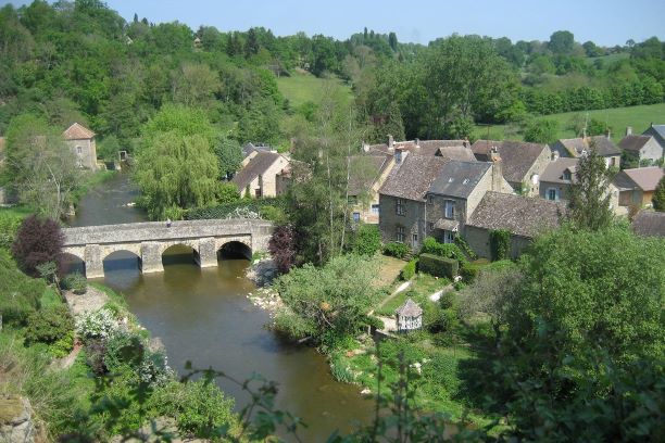 Saint-Céneri-le-Gérei et son Auberge des Sœurs Moisy, lieux de villégiature des peintres impressionnistes - DR :  Andrea Solter, Normandie Tourisme