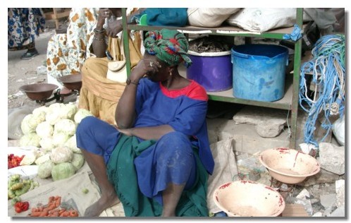 Vendeuse sur un marché au Sénégal