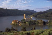 Lac et château de Grangent, près de Saint-Etienne © JL. Rigaux/Auvergne-Rhône-Alpes Tourisme