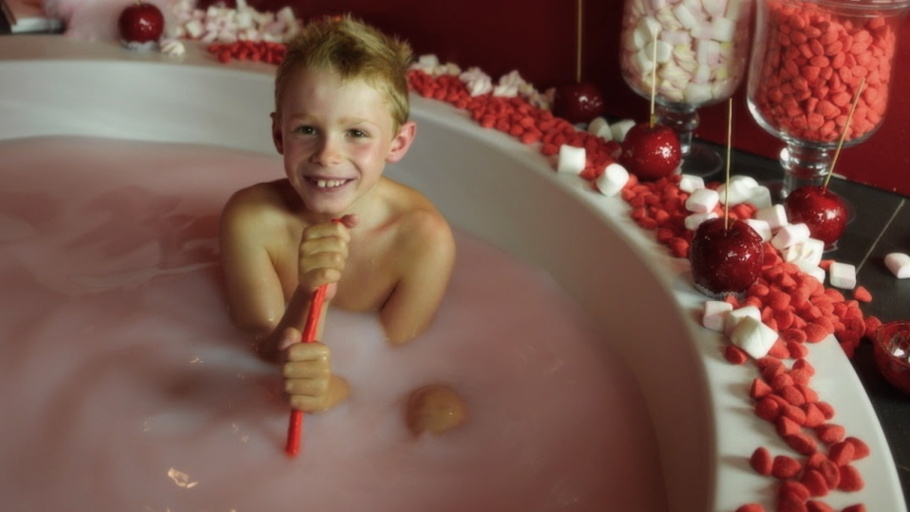 L'Hôtel St-James & Albany propose une carte de soins pour les enfants dans son spa After the rain, lors de journées dédiées. Au programme bain bouillonnant au goût de "bonbec", soin du visage, modelage relaxant...© After the rain