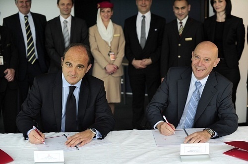 Philippe Bernand, Président du Directoire d'Aéroports de Lyon, et Thierry Aucos, Directeur général (Dg) France d'Emirates ont signé le contrat de SLA le 29 avril 2013 - Photo DR