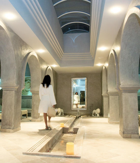 En Tunisie, le Spa de l'Edldorador Seabel Alhambra Beach Golf & Spa s’étend sur 2 000 m², avec 12 cabines de soins, salon de coiffure, hammam, tisanerie, espace de relaxation, etc..et des
forfaits "Bien-être Tentation" sur 3 jours à 160 €. © Jet tours En Tunisie, le Spa de l'Edldorador Seabel Alhambra Beach Golf & Spa s’étend sur 2 000 m², avec 12 cabines de soins, salon de coiffure, hammam, tisanerie, espace de relaxation, etc..et des
forfaits "Bien-être Tentation" sur 3 jours à 160 €. © Jet tours