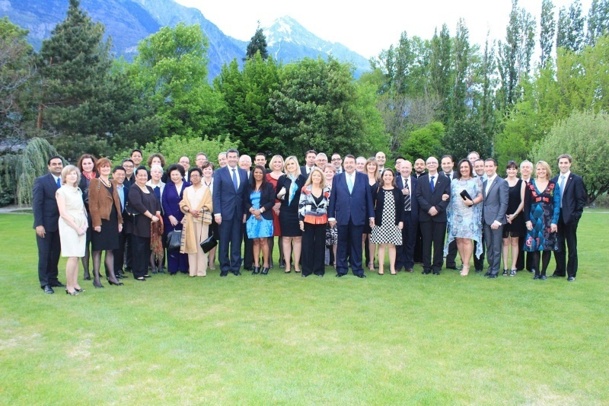 De gauche à droite : Parag JOSHI (Corporate), Irina SHAKHNINA (Kazan), Alexandra JMOUROVA (Moscou), Véronique HASSELWEILER (Corporate), Robert TANG, Geronio ULAYAO, Dennis MAGBANUA, Letitia DELARMENTE (Manille), Anne-Marie MAGNE, Anne-Maud AGUILAR (Nîmes), Sompid KATTIYAPIKUL (Bangkok), Véronique GLORIEUX, Roger et Brigitte SYLVESTRE (Montréal), Jean-Luc SCHERRER (Nîmes), Régis GLORIEUX (Bordeaux), Bertrand SAVIOZ (Switzerland), Henri MAGNE (Corporate), Rodrigue COLAIANNI (Los Angeles), Tanuja AZEMA (Mauritius), Suzanne WELLE (Switzerland), Alexandrine MONTÉMONT (Corporate), Dov SEBBAN (Paris & Bruxelles), Renaud AZEMA (Mauritius), Sylvy MORINEAU (Paris), Jocelyne et Alain SEBBAN (Président fondateur), Tal BENZAZON (Corporate), Alexeï RYABOV (Moscou), Elodie VEILLEUX (Corporate), Ali Dogan CAMAK (Istanbul), Karine BENZAZON (Lyon & Nîmes), Richard HU (Singapour), Philippe GANDET (Madrid), Ludovic GLORIEUX, Alain AUNEVEUX (Buenos Aires, Salta & Asunción), Lionel BOBOT (Tel Aviv), Delphine CINQUIN (Lyon), Robert Mc KENZIE (Bangkok), Louis GENDRON (Montréal), Yannick-Lee JACQUIER (Switzerland), France GENDRON, Victor FRANCO (Manille), Marianne SAVIOZ, et Julien LISCOUET (Corporate) - Photo DR De gauche à droite : Parag JOSHI (Corporate), Irina SHAKHNINA (Kazan), Alexandra JMOUROVA (Moscou), Véronique HASSELWEILER (Corporate), Robert TANG, Geronio ULAYAO, Dennis MAGBANUA, Letitia DELARMENTE (Manille), Anne-Marie MAGNE, Anne-Maud AGUILAR (Nîmes), Sompid KATTIYAPIKUL (Bangkok), Véronique GLORIEUX, Roger et Brigitte SYLVESTRE (Montréal), Jean-Luc SCHERRER (Nîmes), Régis GLORIEUX (Bordeaux), Bertrand SAVIOZ (Switzerland), Henri MAGNE (Corporate), Rodrigue COLAIANNI (Los Angeles), Tanuja AZEMA (Mauritius), Suzanne WELLE (Switzerland), Alexandrine MONTÉMONT (Corporate), Dov SEBBAN (Paris & Bruxelles), Renaud AZEMA (Mauritius), Sylvy MORINEAU (Paris), Jocelyne et Alain SEBBAN (Président fondateur), Tal BENZAZON (Corporate), Alexeï RYABOV (Moscou), Elodie VEILLEUX (Corporate), Ali Dogan CAMAK (Istanbul), Karine BENZAZON (Lyon & Nîmes), Richard HU (Singapour), Philippe GANDET (Madrid), Ludovic GLORIEUX, Alain AUNEVEUX (Buenos Aires, Salta & Asunción), Lionel BOBOT (Tel Aviv), Delphine CINQUIN (Lyon), Robert Mc KENZIE (Bangkok), Louis GENDRON (Montréal), Yannick-Lee JACQUIER (Switzerland), France GENDRON, Victor FRANCO (Manille), Marianne SAVIOZ, et Julien LISCOUET (Corporate) - Photo DR
