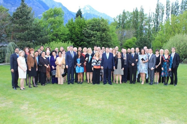 De gauche à droite : Parag JOSHI (Corporate), Irina SHAKHNINA (Kazan), Alexandra JMOUROVA (Moscou), Véronique HASSELWEILER (Corporate), Robert TANG, Geronio ULAYAO, Dennis MAGBANUA, Letitia DELARMENTE (Manille), Anne-Marie MAGNE, Anne-Maud AGUILAR (Nîmes), Sompid KATTIYAPIKUL (Bangkok), Véronique GLORIEUX, Roger et Brigitte SYLVESTRE (Montréal), Jean-Luc SCHERRER (Nîmes), Régis GLORIEUX (Bordeaux), Bertrand SAVIOZ (Switzerland), Henri MAGNE (Corporate), Rodrigue COLAIANNI (Los Angeles), Tanuja AZEMA (Mauritius), Suzanne WELLE (Switzerland), Alexandrine MONTÉMONT (Corporate), Dov SEBBAN (Paris & Bruxelles), Renaud AZEMA (Mauritius), Sylvy MORINEAU (Paris), Jocelyne et Alain SEBBAN (Président fondateur), Tal BENZAZON (Corporate), Alexeï RYABOV (Moscou), Elodie VEILLEUX (Corporate), Ali Dogan CAMAK (Istanbul), Karine BENZAZON (Lyon & Nîmes), Richard HU (Singapour), Philippe GANDET (Madrid), Ludovic GLORIEUX, Alain AUNEVEUX (Buenos Aires, Salta & Asunción), Lionel BOBOT (Tel Aviv), Delphine CINQUIN (Lyon), Robert Mc KENZIE (Bangkok), Louis GENDRON (Montréal), Yannick-Lee JACQUIER (Switzerland), France GENDRON, Victor FRANCO (Manille), Marianne SAVIOZ, et Julien LISCOUET (Corporate) - Photo DR