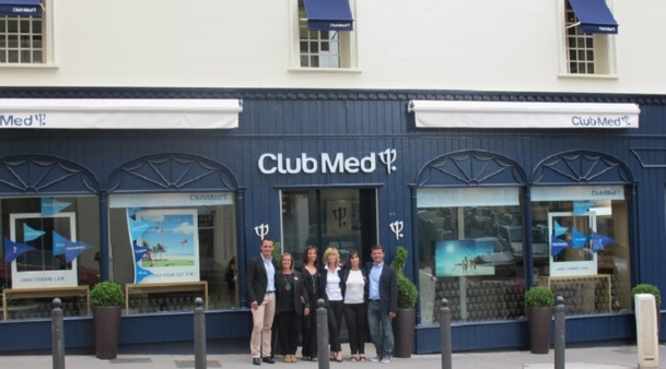 Valérie Loillier, responsable d'agence, Christophe Peutin, Responsable régional, Olivier Borie, Directeur réseau Club Med Voyages, et les employées de l'agence de voyages Club Med au 493 rue Paradis à Marseille (8e) - Photo P.C. Valérie Loillier, responsable d'agence, Christophe Peutin, Responsable régional, Olivier Borie, Directeur réseau Club Med Voyages, et les employées de l'agence de voyages Club Med au 493 rue Paradis à Marseille (8e) - Photo P.C.