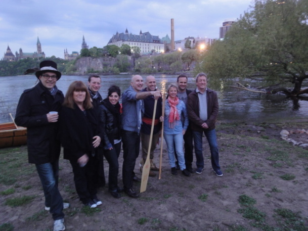 Arrivée au campement après une remontée en pirogue de la rivière Ottawa. De gauche à droite : Thomas Cook/Jet Tours, Partir aux Amériques, Vacances Transat, Back Roads, Maison des Amériques, Comptoir du Canada, Vacances Canada, Terre Canada - Photo AP