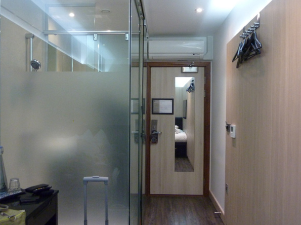 Marre des portes de toilettes en verre transparent, même pas jusqu’au plafond. Probablement pour aiguiser les sens... - Photo AB Marre des portes de toilettes en verre transparent, même pas jusqu’au plafond. Probablement pour aiguiser les sens... - Photo AB