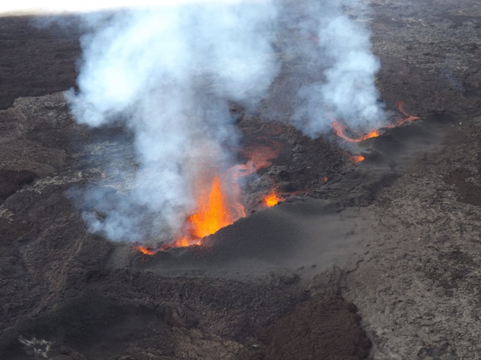 D’après les enregistrements de l’Observatoire Volcanique, la crise sismique a débuté vendredi 9 avril 2021 vers 15h00 et sa source est localisée sur le flanc sud du volcan à l’intérieur de l’Enclos. - ©OVPF-IPGP