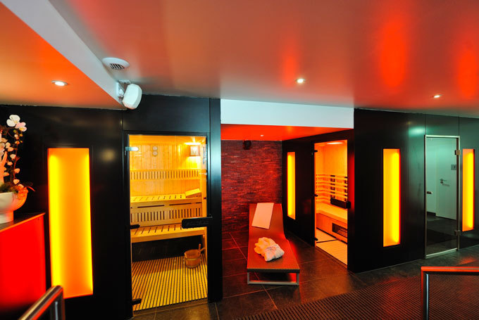 De plus en plus d'établissements bien-être se mettent aux couleurs, comme à l'Hotel spa Athena, à Strasbourg, qui propose un espace chromothérapie. © DR De plus en plus d'établissements bien-être se mettent aux couleurs, comme à l'Hotel spa Athena, à Strasbourg, qui propose un espace chromothérapie. © DR