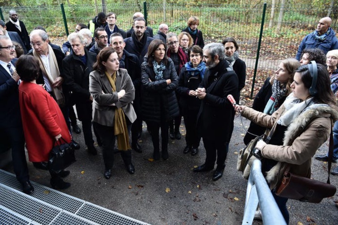 La maire Anne Hidalgo entourée de ses adjoints et du public lors d’une rencontre avec l’architecte du centre d’accueil pour familles sans-abri dans le XVIᵉ arrondissement de Paris, un sujet de fortes tensions en 2016