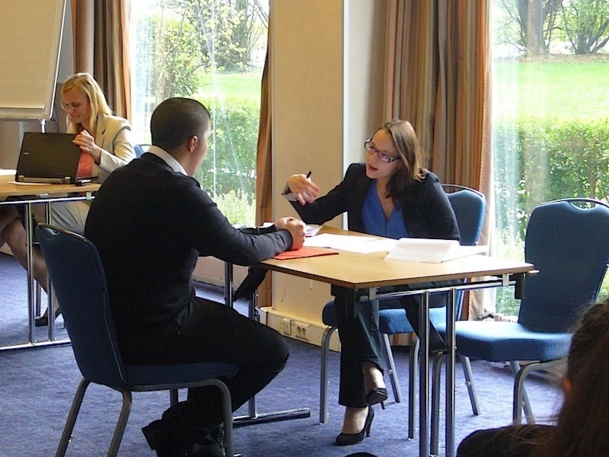 Près de 600 personnes ont participé à la seconde édition du Careers@HiltonLive. DR - Tiffany Darroy, Assistante RH de Hilton Orly, à gauche Dominique Lorent, F&B Manager de Hilton Orly.