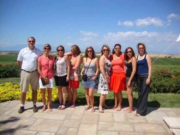 Devant les vignes de Gérovassiliou, de g. à d. les représentants de Aegean, Privilèges Voyages, Directours, Tapis Rouge, Héliades, Twim Travel, Thalasso N°1, Nautil Voyages et Sani Beach Resort. - Photo AP Devant les vignes de Gérovassiliou, de g. à d. les représentants de Aegean, Privilèges Voyages, Directours, Tapis Rouge, Héliades, Twim Travel, Thalasso N°1, Nautil Voyages et Sani Beach Resort. - Photo AP