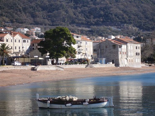 Petrovac, terrasses paisibles et plages désertes