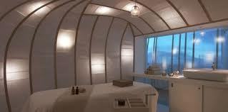 Les cabines sont abrités dans six cocons de chênes clair tapissés de papiers japonnais ; avec vue sur la place de la Concorde et les Tuileries. © DR Six Senses.