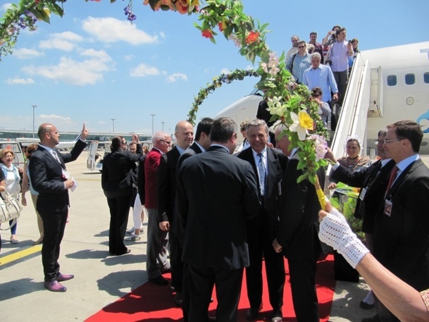 Une délégation folklorique attendait les passagers et les officiels de Turkish Airlines à l'arrivée du Boeing 737-800 qui assurait le premier vol de la compagnie entre Istanbul et Marseille - Photo P.C. Une délégation folklorique attendait les passagers et les officiels de Turkish Airlines à l'arrivée du Boeing 737-800 qui assurait le premier vol de la compagnie entre Istanbul et Marseille - Photo P.C.