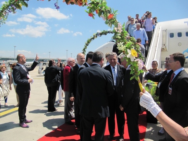 Une délégation folklorique attendait les passagers et les officiels de Turkish Airlines à l'arrivée du Boeing 737-800 qui assurait le premier vol de la compagnie entre Istanbul et Marseille - Photo P.C.