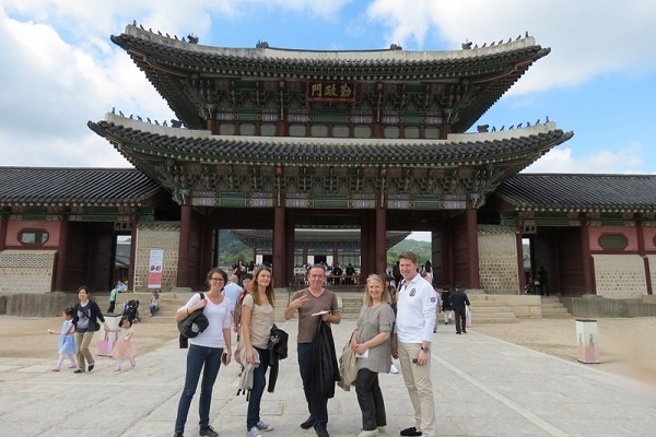 Les agences participantes posant devant l’entrée du Palais Royal Gyeongbokgung à Séoul de gauche à droite : Ségolène Chevallier,Mondes Pluriels - Marion Labetoulle, Missions - MMM Marc Odouard, Tiveria Organisations - Elsa Bergroth, Elysea Travel Company - Hervé Jacq, Asiana Airlines - Photo DR