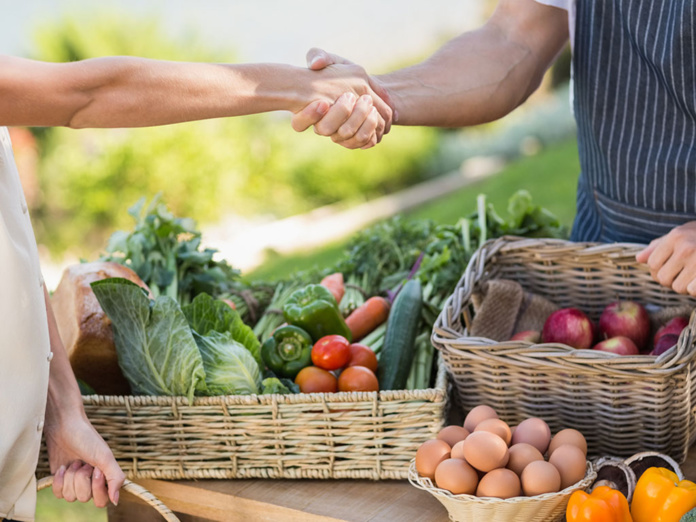 Évidemment, quand on parle de « local », il est d’abord question de nourriture : circuits courts, produits frais, de saison… et nous n’avons guère de doute sur l’avenir de cet engouement qui se confirmera tant qu’un catastrophe climatique et économique quelconque n’aura pas englouti fermes urbaines et fermes gérées par des néo ruraux en pleine campagne - Depositphotos.com Wavebreakmedia