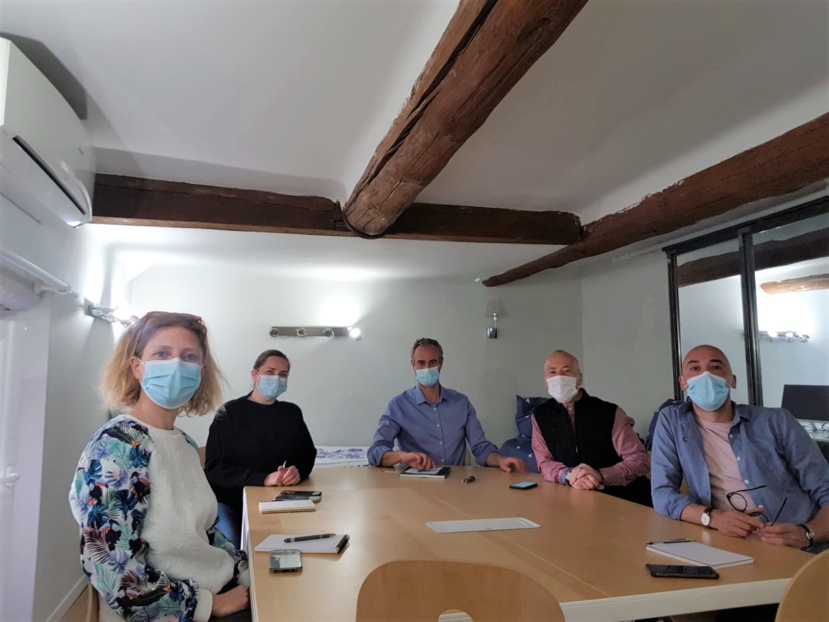 Guillaume Linton (au centre) entouré de Céline Eymery, rédactrice en chef adjointe (pour l'occasion), Anais Borios, journaliste (arrière plan), Romain Pommier, journaliste (1er à droite) et Jean da Luz, directeur de la Rédaction /photo dr