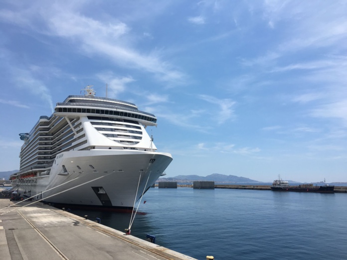 Un navire de croisières à quai au port de Marseille - photo MSC