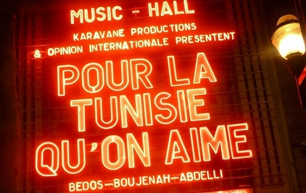 Lundi soir, sur le fronton du mythique Olympia de Paris, en lettres de lumière : « Pour la Tunisie qu’on aime ». Les nombreux amis de la Tunisie s’y étaient donnés rendez-vous. Cette soirée animée par Michel Boujenah et Guy Bedos avec la participation de jeunes artistes tunisiens fut en effet à l’image de la Tunisie qu’on aime : de l’humour, de l’émotion, de la tendresse, du talent, de la dérision, de l’intelligence, de l’improvisation et un peu de poil à gratter /photo MS Lundi soir, sur le fronton du mythique Olympia de Paris, en lettres de lumière : « Pour la Tunisie qu’on aime ». Les nombreux amis de la Tunisie s’y étaient donnés rendez-vous. Cette soirée animée par Michel Boujenah et Guy Bedos avec la participation de jeunes artistes tunisiens fut en effet à l’image de la Tunisie qu’on aime : de l’humour, de l’émotion, de la tendresse, du talent, de la dérision, de l’intelligence, de l’improvisation et un peu de poil à gratter /photo MS