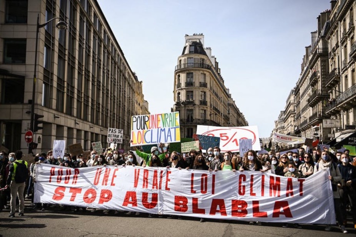 Le 28 mars 2021 à Paris, manifestation pour une « vraie » loi Climat. HRISTOPHE ARCHAMBAULT / AFP