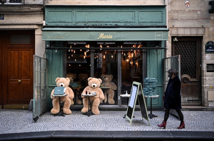 Devrons-nous recourir systématiquement à la technologie pour vaincre la crise sanitaire? Ici à Paris, terrasse d'un café ,le 23 mars où sont attablés les ‘ours en peluche’ de Philippe Labourel. Anne-Christine POUJOULAT / AFP