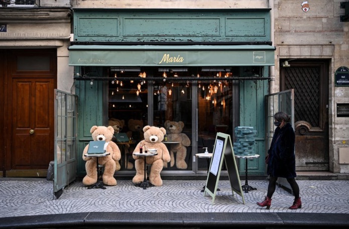 Devrons-nous recourir systématiquement à la technologie pour vaincre la crise sanitaire? Ici à Paris, terrasse d'un café ,le 23 mars où sont attablés les ‘ours en peluche’ de Philippe Labourel. Anne-Christine POUJOULAT / AFP Devrons-nous recourir systématiquement à la technologie pour vaincre la crise sanitaire? Ici à Paris, terrasse d'un café ,le 23 mars où sont attablés les ‘ours en peluche’ de Philippe Labourel. Anne-Christine POUJOULAT / AFP