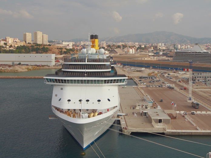 "Le problème étant que selon les destination entre 30 et 70% des passagers restent à bord. Le modèle économique des compagnies est aussi basé sur le fait que les passagers dépensent leur argent dans les bateaux," explique  Laurent Lhardit, adjoint au Maire de Marseille - Depositphotos @photobeginner