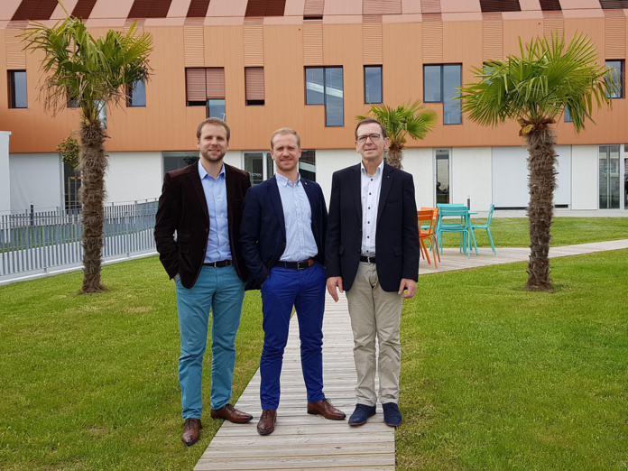 Stéphane, Jean-François et Daniel Richou devant le siège de Richou Voyages à Cholet - Photo AB