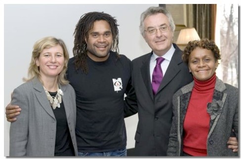 De gauche à droite, Corinne Juillet, responsable promotion France Europe, Christian Karembeu, Patrick Moisan, DG du GIE et Christiane Gambay, présidente du GIE Nouvelle Calédonie Tourisme Point Sud
