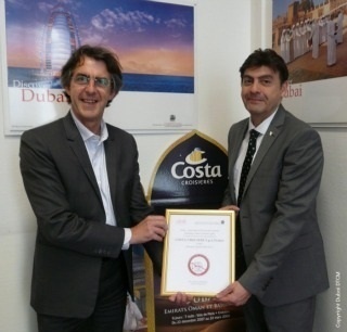 Pascal Maigniez, Directeur du DTCM, a remis le "label Partenaire Qualité Dubaï" à Georges Azouze, Président de Costa Croisières France - Photo DR
