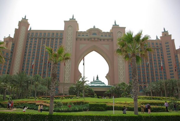 L'Atlantis, le mégalomaniaque hôtel au bout de The Palm (500 chambres, 20 restaurants, 3 km de plages) a annoncé l’ouverture pour août de nouvelles attractions aquatiques « extraordinaires » - DR L'Atlantis, le mégalomaniaque hôtel au bout de The Palm (500 chambres, 20 restaurants, 3 km de plages) a annoncé l’ouverture pour août de nouvelles attractions aquatiques « extraordinaires » - DR