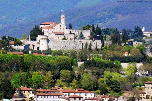 La région possède trois sites classés au patrimoine mondial de l'UNESCO. Le premier se trouve dans la ville de Brescia, le monastère de Santa Giulia. Le second abrite des galeries d'art rupestre à Valcamonia, l'un des premiers sites classés d'Italie. - photo DR La région possède trois sites classés au patrimoine mondial de l'UNESCO. Le premier se trouve dans la ville de Brescia, le monastère de Santa Giulia. Le second abrite des galeries d'art rupestre à Valcamonia, l'un des premiers sites classés d'Italie. - photo DR