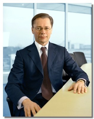 Thomas Middelhoff, actuellement administrateur délégué de Karstadt Quelle sera le nouvel homme fort de Thomas Cook Thomas Middelhoff, actuellement administrateur délégué de Karstadt Quelle sera le nouvel homme fort de Thomas Cook
