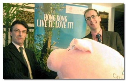 Une tombola a été organisée à l’issue du déjeuner de l’OT de Hong Kong et de Cathay. L’occasion de fêter l’entrée dans l’année du Cochon… avec quelques lots de taille. De gauche à droite : Nick Pendred et François Pouchuk (Arts & Vie Une tombola a été organisée à l’issue du déjeuner de l’OT de Hong Kong et de Cathay. L’occasion de fêter l’entrée dans l’année du Cochon… avec quelques lots de taille. De gauche à droite : Nick Pendred et François Pouchuk (Arts & Vie